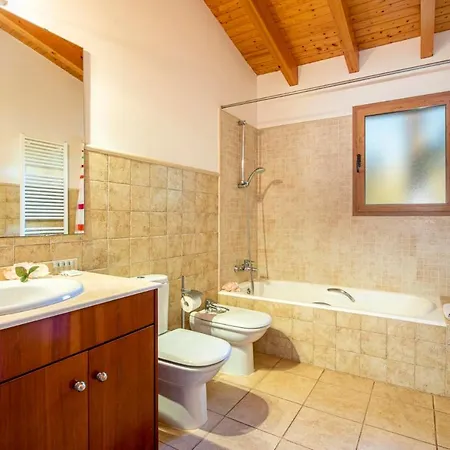 Sleeps 6 With Pool Air Con And Wifi
