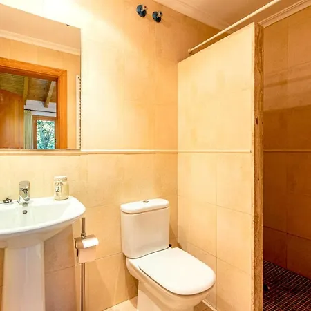 Sleeps 6 With Pool Air Con And Wifi